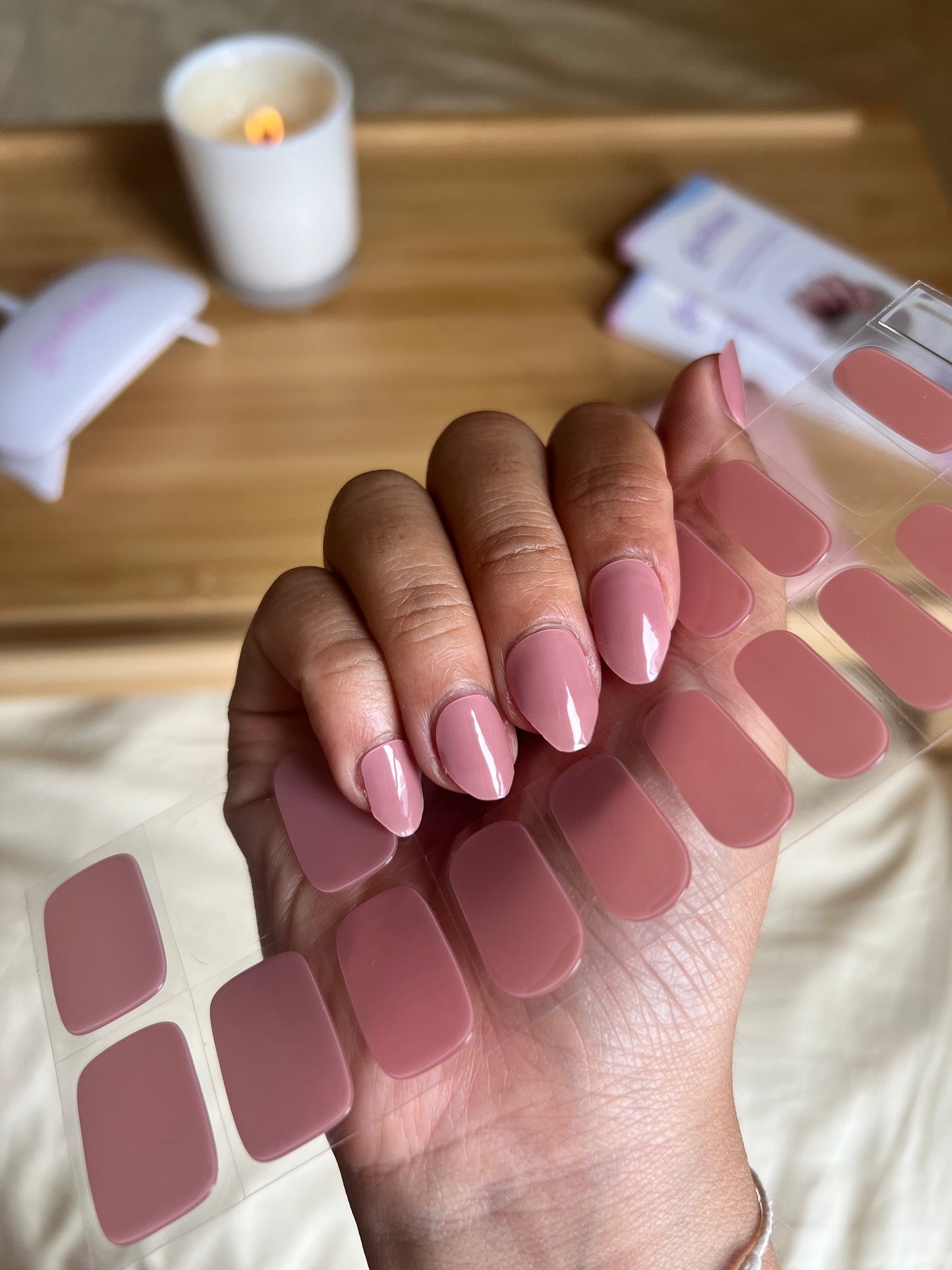 Kit de pegatinas para uñas de gel semicurado con color rosa polvoriento y latte